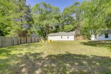 Mökkimajoitus 2 Mi To Hagar Beach: Charming Home W/ Fire Pit!