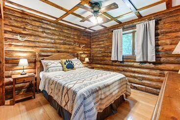 بيت ريفى Pet Friendly Lyndon Station Cabin   Hike & Fish!