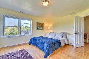 별장 Rainier Home On 20 Acres W/ Blueberry Farm!