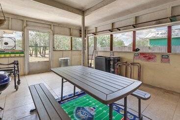 קוטג'' Remote Pet Friendly Harlingen House!