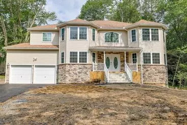 کلبه Hot Tub + Lake Access: Spacious Tobyhanna Home
