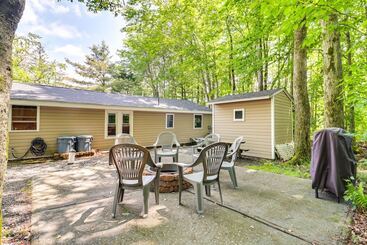 Vakantiehuisje Tree Lined Pocono Lake Retreat: Walk To Beaches!