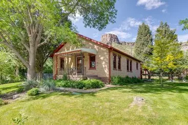 コテージ Bright Golden Home W/ Views   Walk To Downtown!