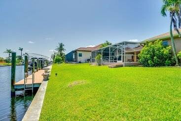 Hus på landet Canal Front Cape Coral Home: Pool, Screened Lanai!