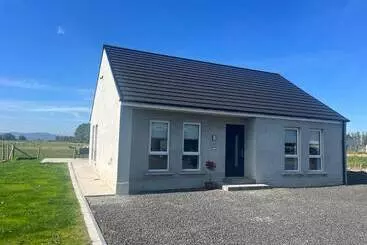 Magilligan Cottage Sleeps 6 Parking Garden