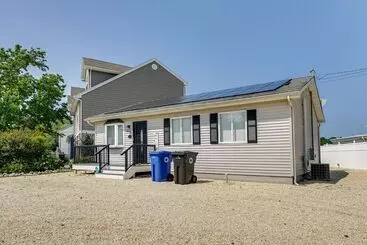 Mökkimajoitus Charming Beach Haven West Home: 1 Mi To Beach!