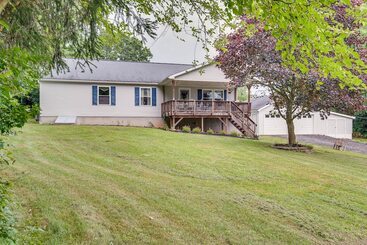 Mökkimajoitus Charming Berwick Retreat W/ Gas Grill & Deck!