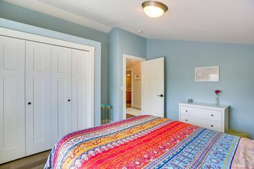 קוטג'' Colorful Bend Home W/ Yard & Fire Pit!