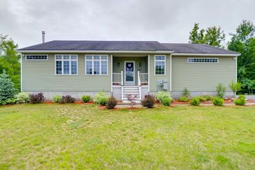 Hus på landet Conway Home W/ Private Hot Tub, Deck & Game Room!