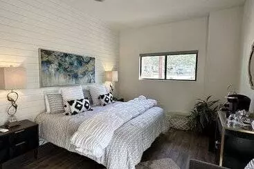 Eagles Landing Lodge Private Suites And Group Lodging