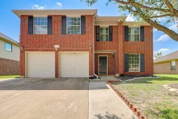 Hus på landet Houston Rental W/ Private Yard Near Dtwn & Airport