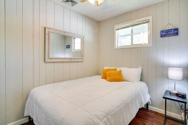 بيت ريفى Kimberling City Home: Boat Slip & Lakefront Bliss!