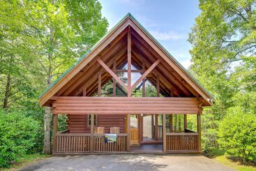 Mökkimajoitus Sevierville Treetop Cabin: Hot Tub & Covered Deck
