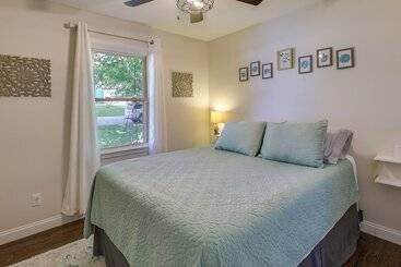 بيت ريفى Single Story Webb City Home W/ Deck & Gas Grill!