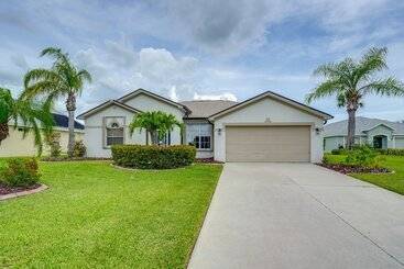 Dom wiejski Sunny Fort Myers Home W/ Heated Pool!