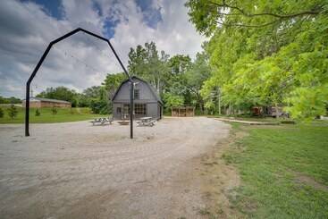 کلبه Well Appointed Tulsa Home W/ Fire Pit & Patio!