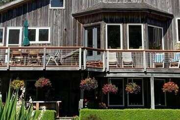 Floras Lake House Bed & Breakfast