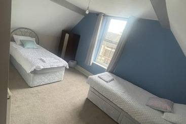 اقامتگاه Sleeps 14 Cardiff City Centre