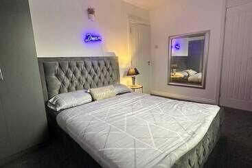 اقامتگاه The Hideaway Home Bd5   2 Bed Lovely Modern House