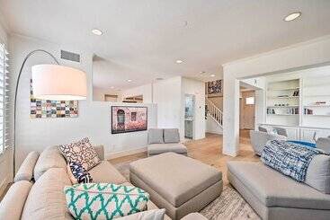 کلبه Stunning Carlsbad Gem W/ Fire Pit & Hot Tub!