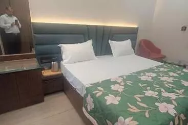 Hotel Sadhana Palace