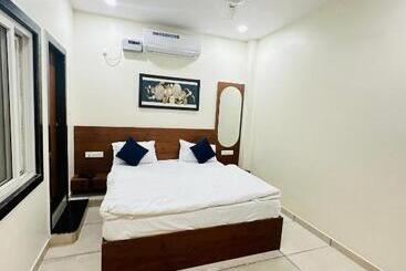 Vrindavan Hotel And Restaurant