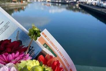 تختخواب و صبحانه Flowers By Yasmine Trouville