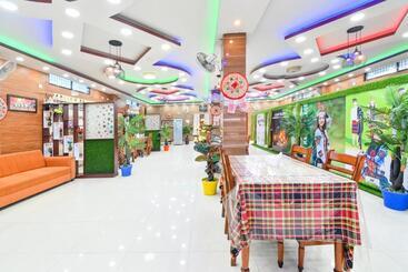 בית מלון כפרי Oyo Florida Restaurant & Guest House