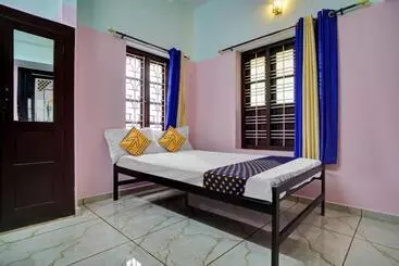 ホテル O Revathy Tourist Home
