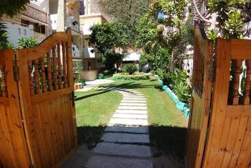 پانسیون Agami Guest House