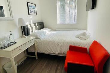 بنسيون Riverside Double Room Garden View E14