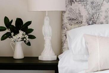 Отель Moss Manor