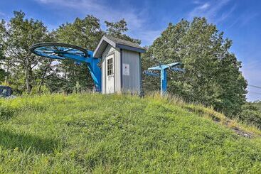 Mökkimajoitus Hot Tub & Pool Access: Year Round Pocono Retreat!