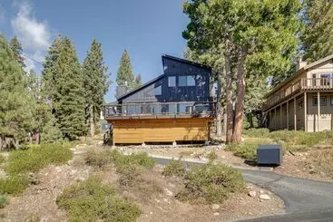 Mökkimajoitus Gorgeous Tahoe City Home W/ Views, Steps To Beach