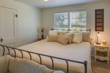 Countryside Cottage W/ Fenced Yard In Decatur!