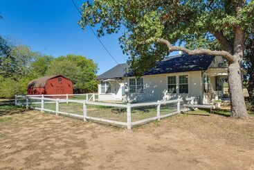 Countryside Cottage W/ Fenced Yard In Decatur!