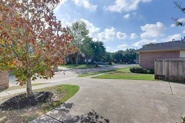 کلبه Elegant Houston Home W/ Gazebo & Game Room!