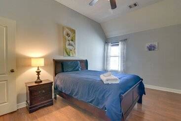 コテージ Elegant Houston Home W/ Gazebo & Game Room!