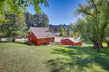 Vakantiehuisje Lead Hideaway W/ Fireplace, Grill & Deck!