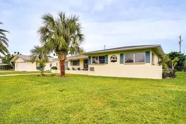 Dom wiejski Hot Tub & Fire Pit: Pet Friendly Cape Coral Home