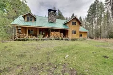 Mökkimajoitus Pet Friendly House W/ Deck: Near Crater Lake!