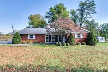 コテージ Quaint Economy Retreat W/ Patio & Spacious Yard!