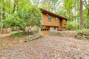 Mökkimajoitus Pocono Lake Retreat W/ Deck & Fire Pit!