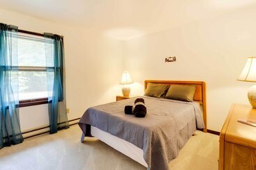 Сельский дом Pocono Lake Retreat W/ Deck & Fire Pit!