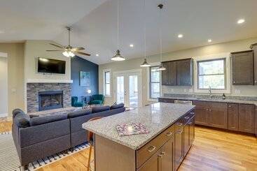 بيت ريفى Quiet Weaverville Home W/ Screened In Porch!