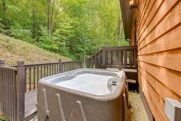 بيت ريفى Bright Bryson City Cabin W/ Fire Pit & Hot Tubs!