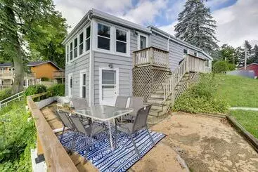 Sister Lakes Cottage W/ Dock & Grill!