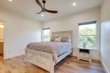 コテージ Modern Kingsland Home W/ River Access & Kayaks!