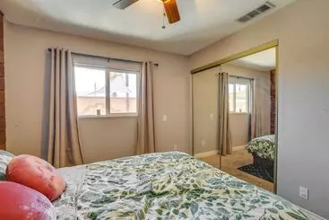 Mökkimajoitus Palm Desert Home W/ Pool, Near Shops On El Paseo!