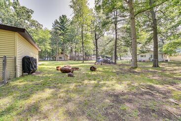 کلبه Prudenville Family Home W/ Game Room & Fire Pit!